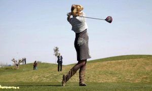 Esperanza Aguirre golpea una bola en la inauguración del campo de golf de El Encín (EFE)