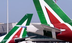 Dos aparatos de Alitalia en el Aeropuerto Leonardo da Vinci-Fiumicino de Roma. REUTERS/Alberto Lingria