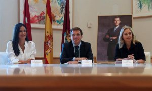 El alcalde de Madrid, José Luis Martínez-Almeida (centro), preside por primera vez la Junta de Gobierno del Ayuntamiento, junto a la vicealcaldesa, Begoña Villacís (izquierda), y la portavoz, Inmaculada Sanz (derecha). (J.J. GUILLÉN | EFE)