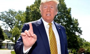 22/06/2019.- El presidente de los Estados Unidos, Donald Trump, habla con los medios de comunicación a las afueras de la Casa Blanca antes de partir hacia la residencia de Camp David, este sábado en Washington, Estados Unidos.