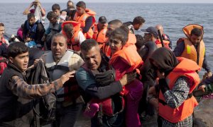 03/11/2015.- Refugiados sirios llegan a la isla griega de Lesbos. REUTERS