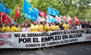 Marcha de los trabajadores de Alcoa hasta el Ministerio de Industria, en un manifestación en la que han pedido una solución de futuro para las plantas de Avilés (Asturias) y A Coruña. EFE/Luca Piergiovanni