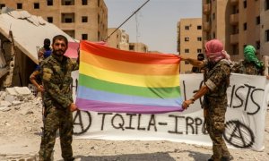 La pancarta confeccionada por Agit, el barcelonés Siwan y otros anarquistas, situada en el corazón de Raqqa junto a la bandera LGTBI