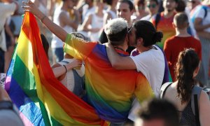 Participantes en la manifestación Pride LGTBI que recorre esta tarde las calles de Barcelona reivindicando las familias LGTBI bajo el lema "We are family". EFE