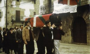 Imagen del funeral de Mikel Arregi en noviembre de 1977. EUSKAL MEMORIA FUNDAZIOA