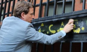Almeida, borrando el famoso grafiti.