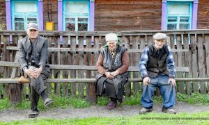 Gente mayor en Zelena Polyana, que se encuentra a poco más de 50 km de Chernóbil. / FERRAN BARBER