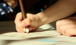 Un niño mientras dibuja, en una imagen de archivo. / PIXABAY
