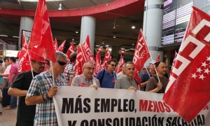 El sindicato CC.OO se concentra en la estación de Atocha en la jornada de huelga de este lunes. / CC.OO