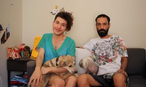 Hassan Bird y su pareja Atheer, junto a Lulu y Rudi, en la habitación compartida donde viven en Atenas - Marta Saiz