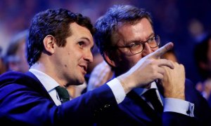 El presidente del PP Pablo Casado, conversa con el presidente de la Xunta de Galicia, Alberto Núñez Feijóo, durante la Convención Nacional del pasado mes de enero. EFE