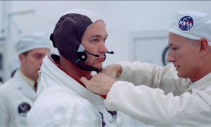 Los astronautas poniéndose los trajes antes de subir al cohete