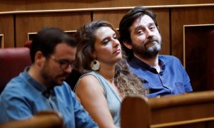 El líder de IU, Alberto Garzón y los diputados de Unidas Podemos Noelia Vera y Rafa Mayoral, durante la intervención del presidente del Gobierno en funciones y candidato del PSOE, Pedro Sánchez. EFE