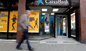 Una oficina de Caixabank en Barcelona. REUTERS/Yves Herman