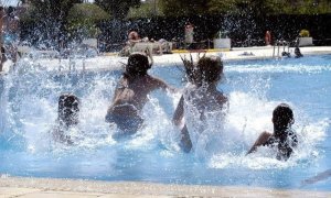 Imagen de archivo de una piscina. - EFE