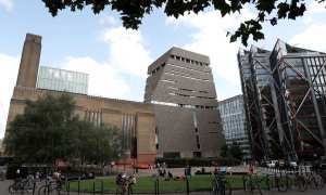 El edificio del museo Tate Modern, y su mirador desde el décimo piso, a orillas del Támesis, en Londres. REUTERS/Peter Nicholls