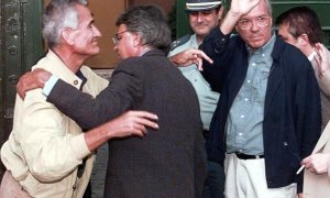 09/08/2019 -  Felipe González abraza a José Barrionuevo, ex ministro del Interior de España que como Rafael Vera, ingresa a la prisión de Guadalajara en 1995 / ARCHIVO AFP (DOMINIQUE FAGET)