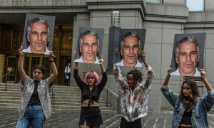 08/07/2019 - Cuatro jóvenes frente a los juzgados de Nueva York con imágenes de Jeffrey Epstein, acusado de tráfico sexual de menores. / AFP - STEPHANIE KEITH