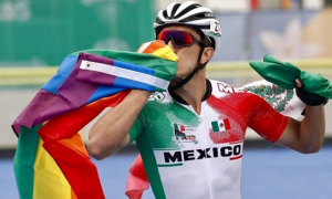 El atleta con la bandera LGTB. / IG