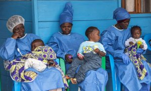 Las cuidadoras del Centro de Cuidado infantil Katwa, en Butembo Kivu del Norte, (de izquierda a derecha) Faradja, Jili y Kiombwe, sostienen a Edouard Tresor, Marie y Jovial, respectivamente. Este centro, que abrió el 21 de junio de 2019, se dedica al cui