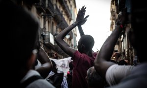 31/07/2019 - Uno de los manifestantes en la Barceloneta y la Via Laietana en la protesta de Barcelona contra el ‘racismo institucional’ del Ayuntamiento.