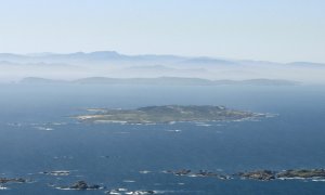 La isla de Sálvora, fotografiada con la isla de Ons al fondo.- EFE/Lavandeira jr (ARCHIVO)