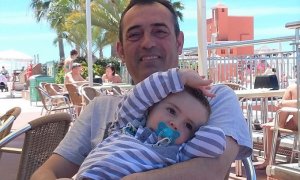 El pequeño Xavi con su padre, Javier Martínez. SALAMPLAN.COM, imagen cedida