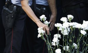 Miembros del cuerpo de los Mossos d,Esquadra depositan claveles blancos, durante el acto institucional celebrado este sábado en conmemoración del segundo aniversario del atentado terrorista del 17A en las Ramblas de Barcelona | EFE
