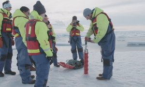 El científico jefe del Proyecto del Pasaje del Noroeste, Brie Loose, perfora el hielo del Ártico. REUTERS/Proyecto Paso del Noroeste/Duncan Clark