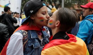 Una pareja se besa durante una manifestación contra la homofobia | Reuters