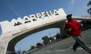 Un hombre pasa corriendo por la entrada del municipio  turístico de Marbella. REUTERS / Rafael Marchante