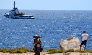 El barco Open Arms visto desde la isla de Lampedusa. - REUTERS
