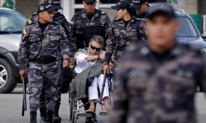 El exlíder de las FARC, Jesús Santrich, abandonaba la prisión La Picota, justo antes de ser recapturado. REUTERS