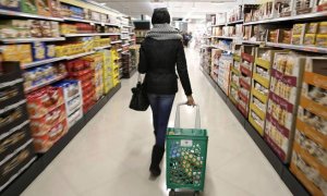 Una mujer hace la compra en un supermercado. | EFE (ARCHIVO)