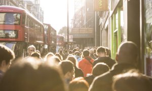 Una calle de Londres atestada de gente.- PIXBAY