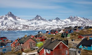 La nieve cubre las cumbres sobre el puerto y las casas de la ciudad de Tasiilaq, la comunidad más populosa en Groenlandia Oriental. REUTERS/Lucas Jackson