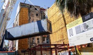 Contenidors marítims del projecte d'habitatge temporal APROP de l'Ajuntament de Barcelona.
