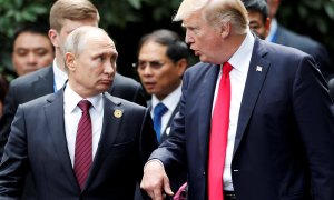 El presidente de EE UU., Donald Trump, y el presidente de Rusia, Vladimir Putin, en la cumbre de APEC en Danang, Vietnam. - REUTERS