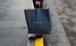 Un hombre sostiene una bolsa de Zara, la principal enseña de Inditex, en el centro de Madrid. REUTERS/Susana Vera