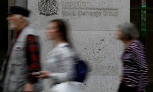 Varias personas pasan por delante del edificio de la Bolsa de Londres (London Stock Exchange, LSE), en la City de Londres. REUTERS/Peter Nicholls