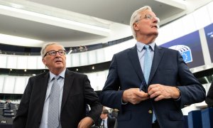 El presidente de la Comisión Europea, Jean-Claude Juncker, y el negociador de la UE para el brexit, Michel Barnier, en el debate en el Parlamento Europeo sobre la salida del Reino Unido de la UE. EFE/EPA/PATRICK SEEGER