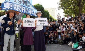 Activistas protestan ante el tribunal que absolvió a los directivos de Tepco. (EFE)