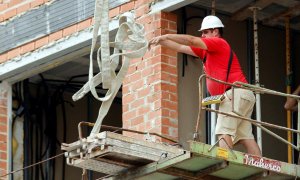 Trabajador de la construcción en una obra en Barcelona. EFE