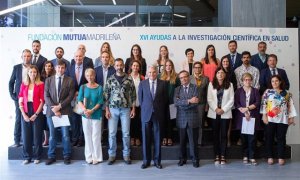 Foto de familia de los beneficiarios de las XVI Ayudas Investigación Fundación Mutua, con el presidente del Grupo Mutua Madrileña y su Fundación, Ignacio Garralda, el presidente del comité científico de la Fundación Mutua, Rafael Matesanz, y el microciruj