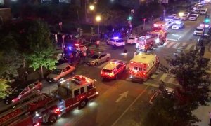 Policía y servicios de emergencia en el lugar del tiroteo EN Washington. (REUTERS)