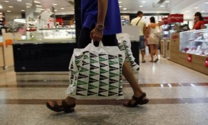 Un cliente, en uno de los centros de El Corte Inglés, en Madrid. REUTERS/Sergio Perez