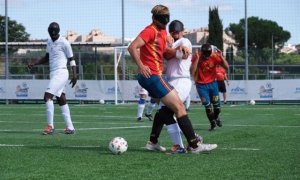 Un jugador español y uno francés disputan un balón en la final del Campeonato de Europa de fútbol para ciegosONCE