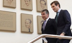 Pablo Casado junto a Ignacio Cosidó. (Ballesteros / EFE)