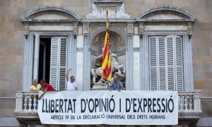 27/09/2019 - La Generalitat vuelve a colgar una pancarta en su fachada por la "libertad de opinión y expresión". / EUROPA PRESS