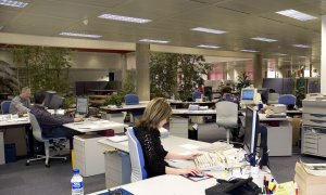 Empleados en una oficina bancaria. E.P.